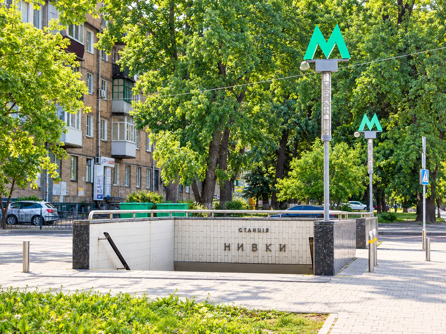 Вхід до станції метро «Нивки»